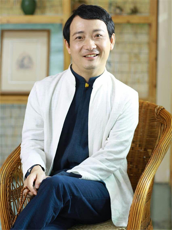 电商谋定改变命运-哲商对话·崔万志:"旗袍先生"顶峰转向
